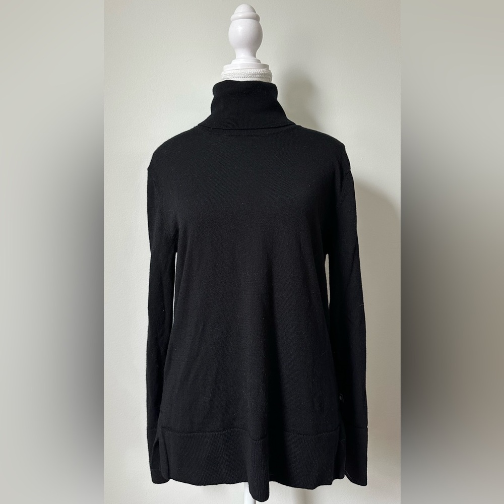 BANANA REPUBLIC 100% Merino Wool Black Staple Lightweight Turtleneck Size M